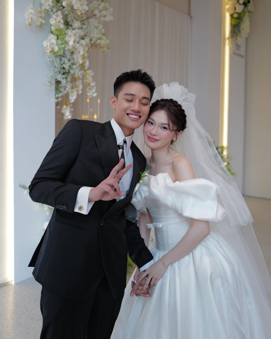 Có lẽ năm qua là một năm rực rỡ và hạnh phúc nhất đối với hot girl Ly Phạm. Cô nàng đã có một đám cưới như mơ, đồng thời sinh con đầu lòng, chính thức đón nhận thiên chức làm mẹ.