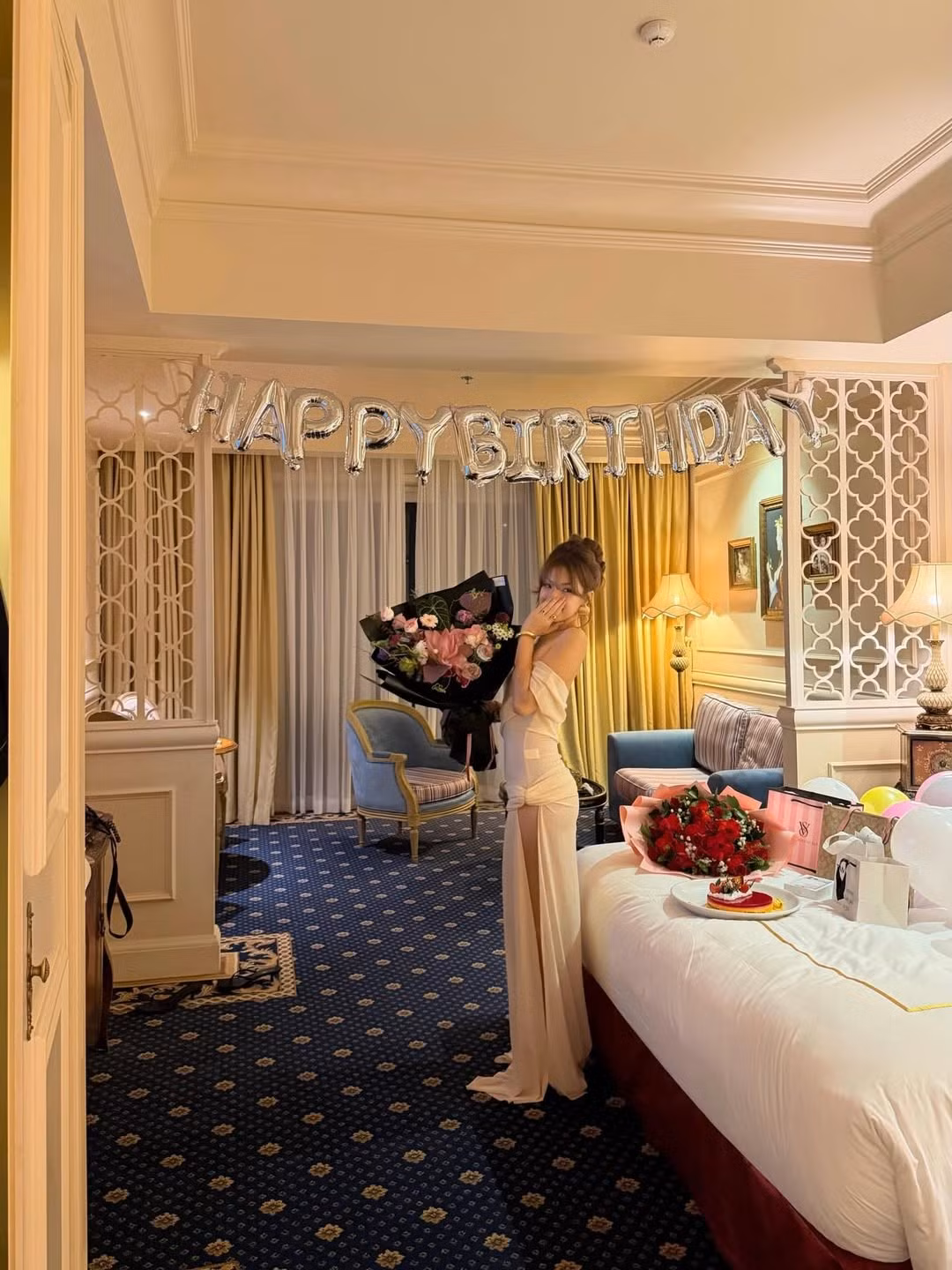 Thụy Hân là cô nàng nổi tiếng với phong cách thời trang sành điệu, cá tính và nhan sắc nổi bật. Cô nàng đã đón tuổi mới trong một không gian trang trí ấm cúng và sang trọng.