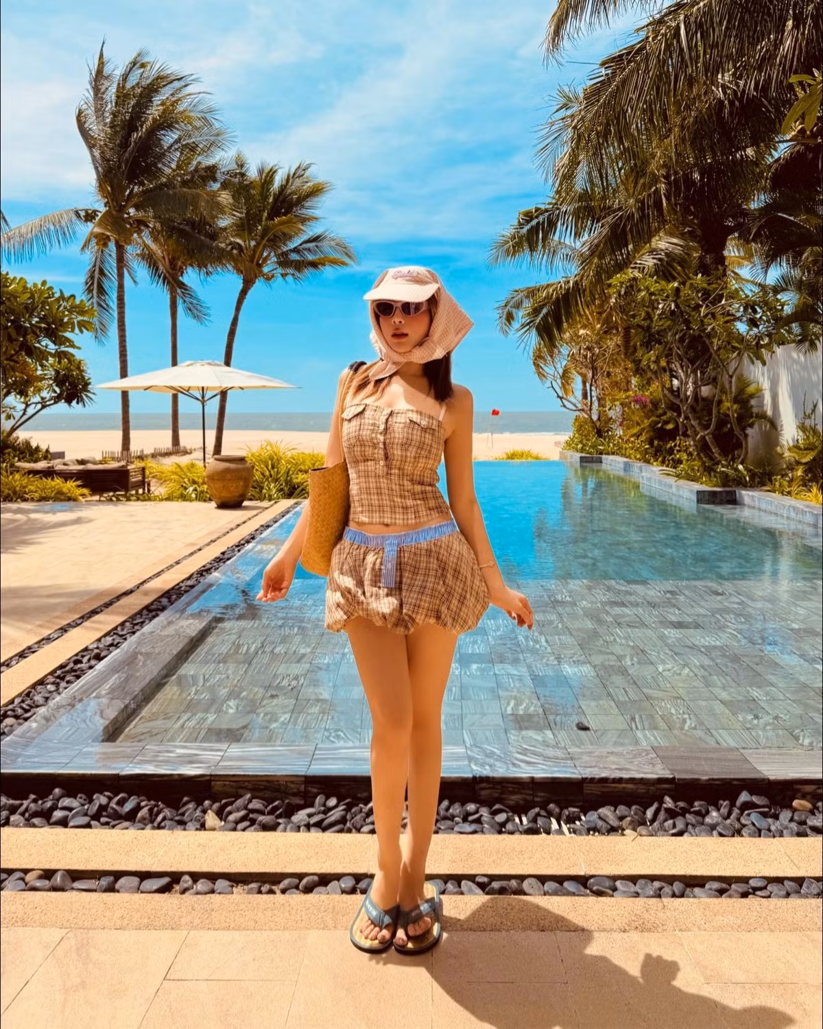 Không chỉ nổi tiếng vì gu ăn mặc đẳng cấp, cô còn là biểu tượng của lối sống sang trọng, chỉn chu và tinh tế bậc nhất trong giới hotgirl đời đầu.