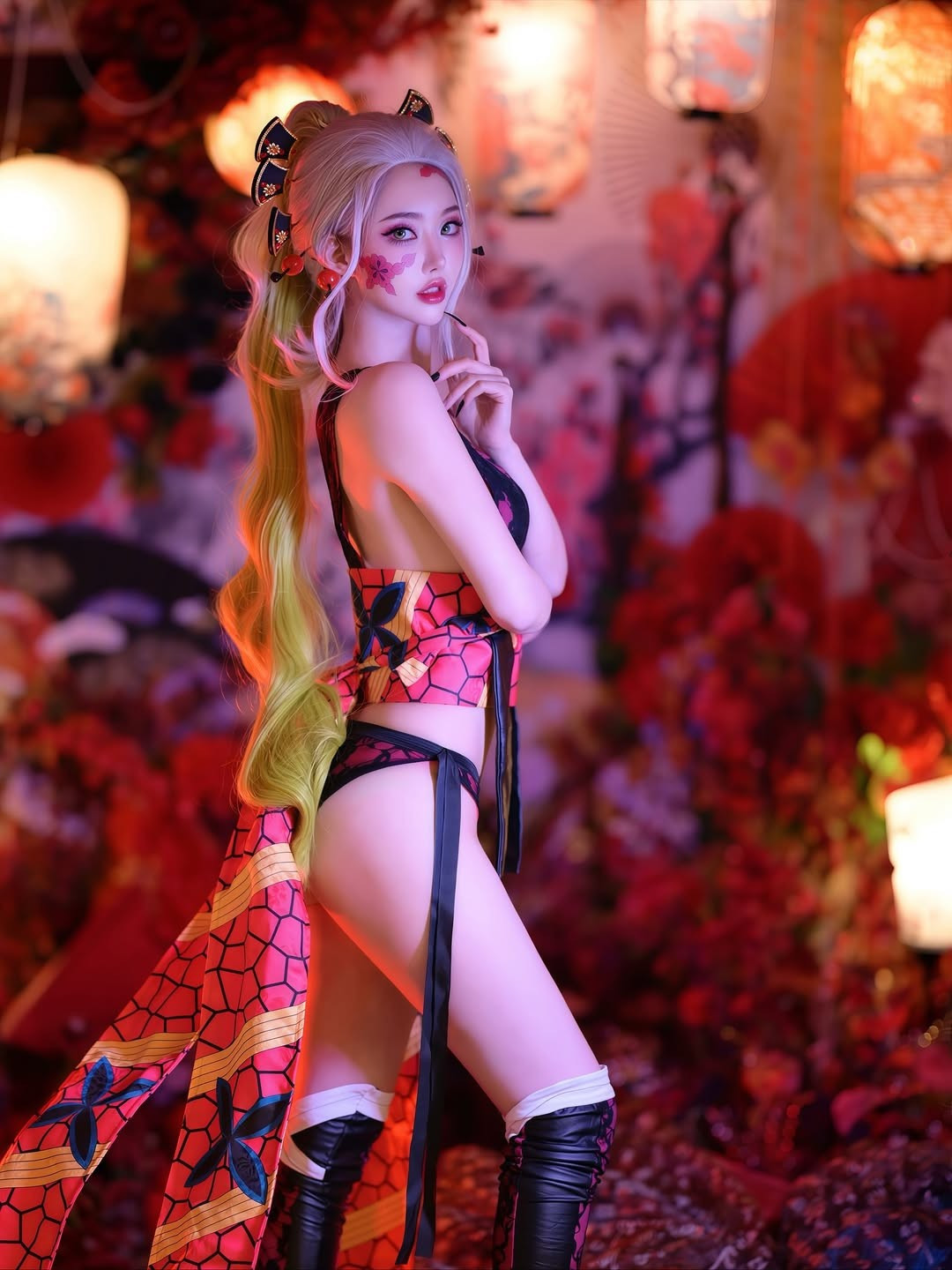 Là một nhân vật phản diện trong series nổi tiếng Thanh Gươm Diệt Quỷ, Daki luôn là nguồn cảm hứng bất tận cho nhiều coser. Mới đây, một màn hóa thân thành nữ phản diện này đã 'gây tiếng vang' trên mạng xã hội bởi sự đầu tư công phu lẫn nhan sắc cuốn hút của người mẫu. (Ảnh: IGNV)