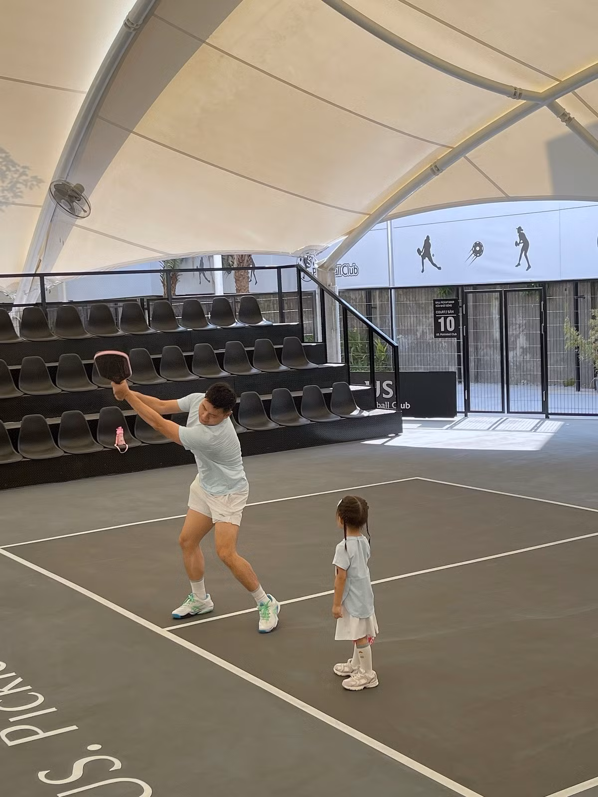 Còn mẹ Salim thì luôn đồng hành, vừa dạy vừa cổ vũ con gái. Những khoảnh khắc này cho thấy sự gắn kết và yêu thương mà gia đình nhỏ này dành cho nhau. (Ảnh: FB Hoàng Kim Ngân)