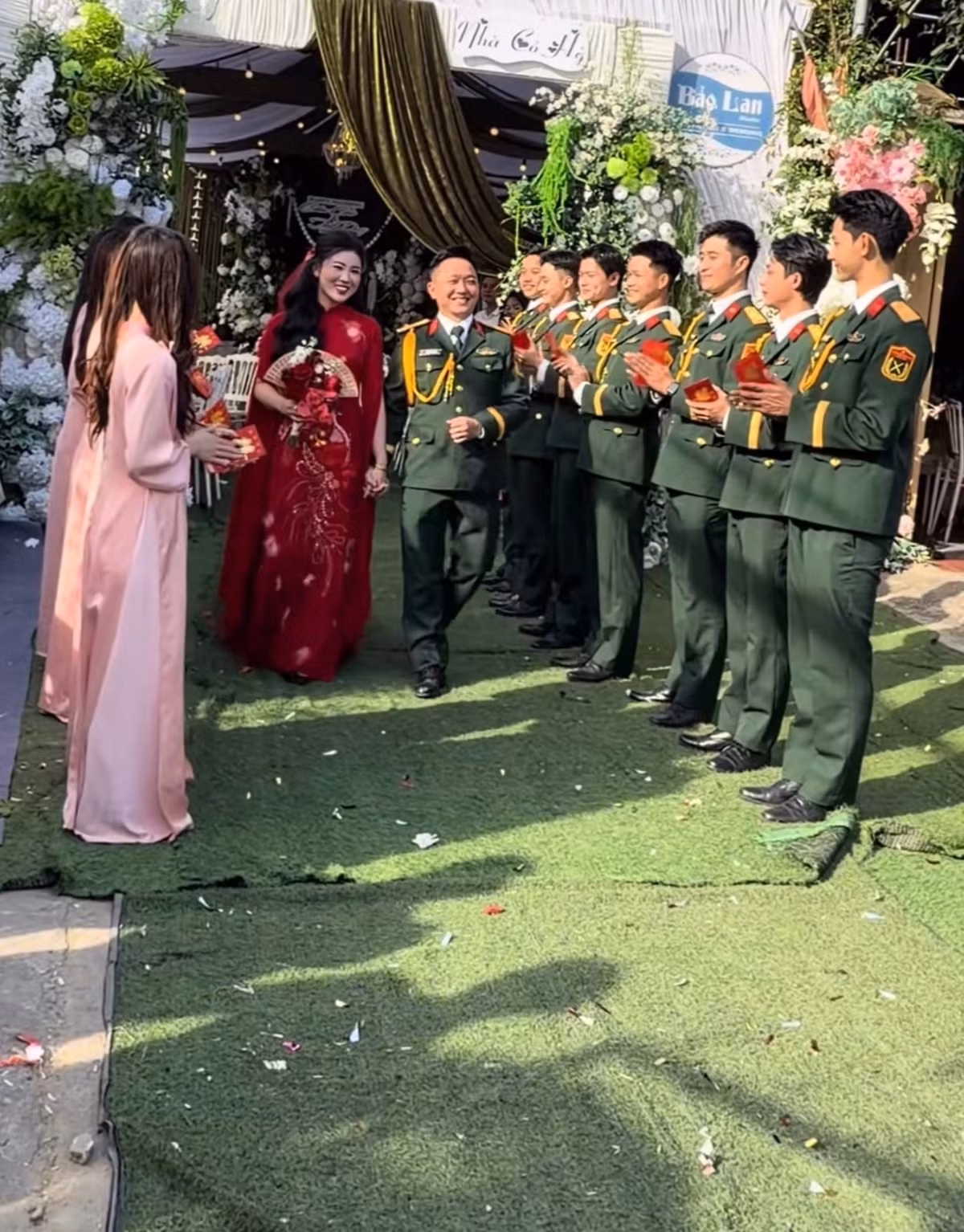 Phong thái nghiêm túc nhưng vẫn trẻ trung, kèm theo vẻ ngoài thu hút trong trang phục quân nhân đã khiến những bức ảnh này nhận về hàng chục nghìn lượt tương tác và chia sẻ.