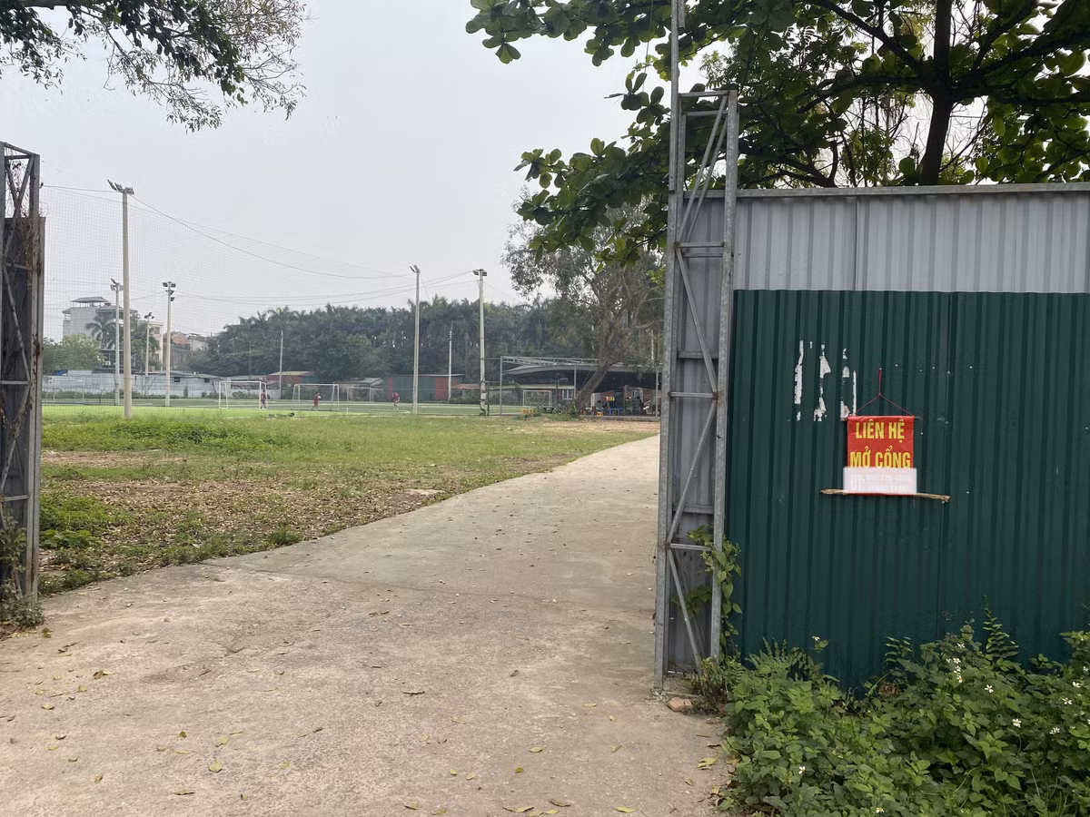 Trong toàn bộ khu đất rộng hơn 15ha, chỉ có khu sân bóng là còn hoạt động cầm chừng.