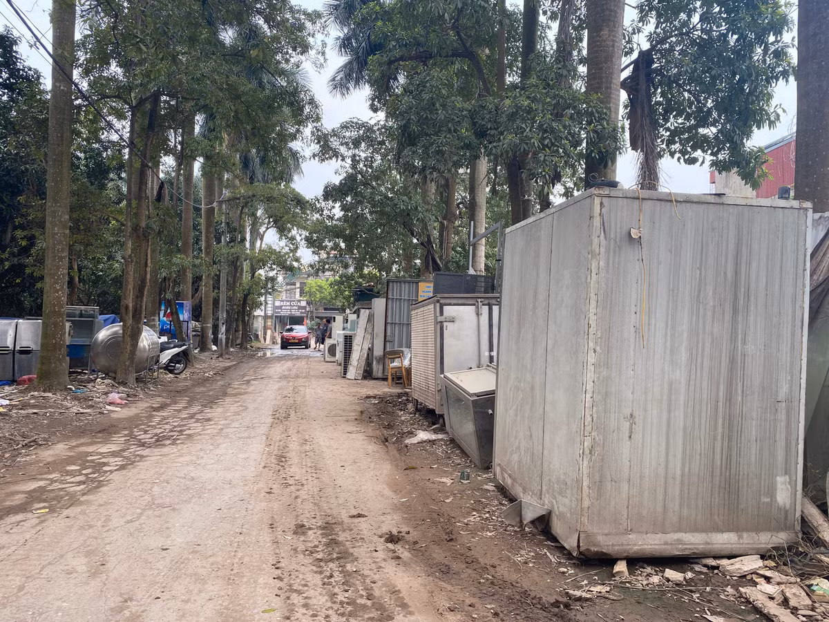 Tuy nhiên hiện tại, dự án vẫn chưa được triển khai theo kế hoạch, tiến độ thực hiện còn kéo dài trong nhiều năm. Theo ghi nhận thực tế của phóng viên Tri thức và Cuộc sống, thay vì một lối vào sạch đẹp, chào đón du khách, cổng khu sinh thái có dấu hiệu bị sử dụng làm nơi tập kết vật liệu, phế liệu.﻿