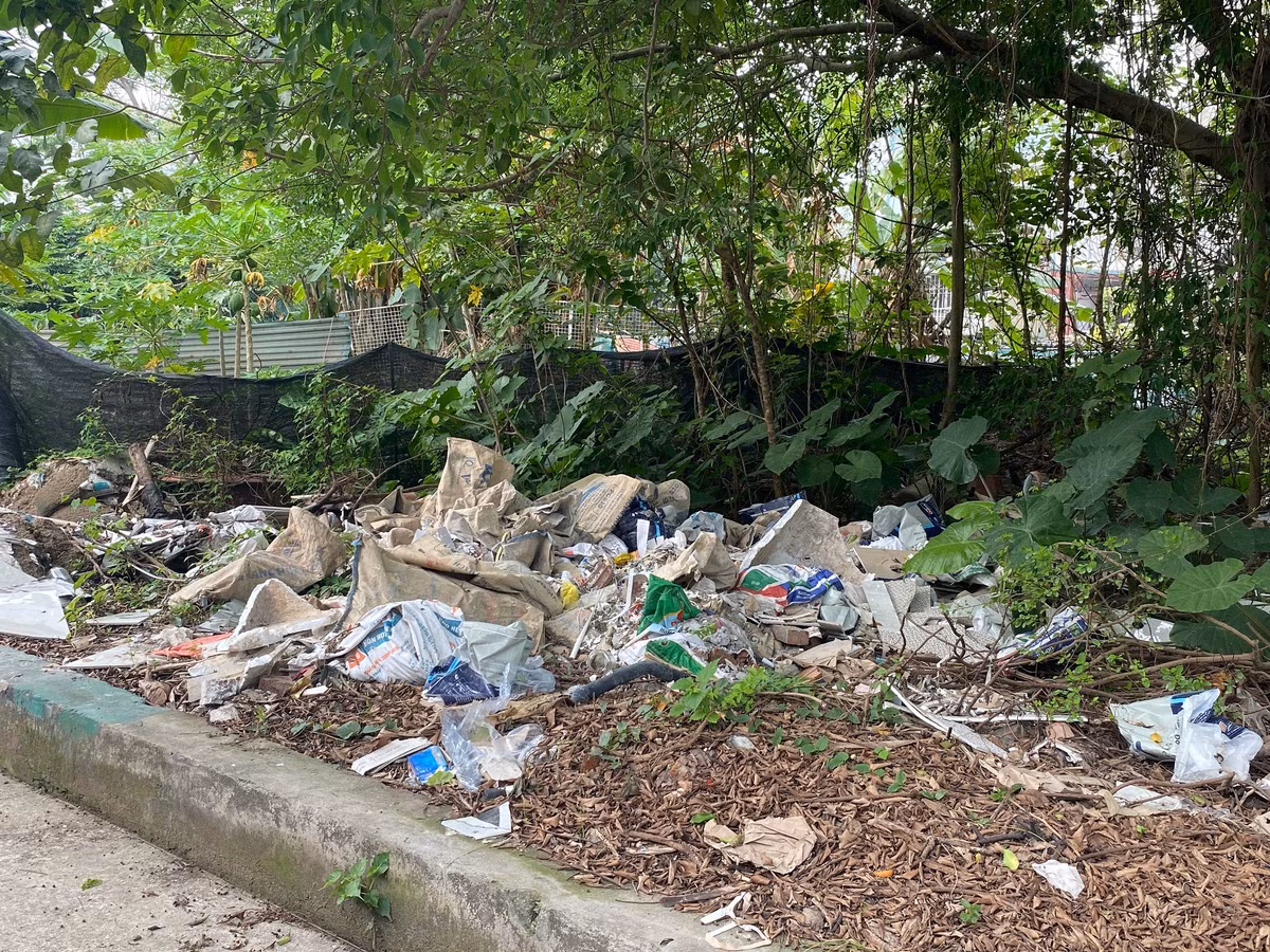 Không gian công viên xuất hiện tình trạng rác thải sinh hoạt, phế thải xây dựng chưa được thu gom kịp thời, vứt ngổn ngang.