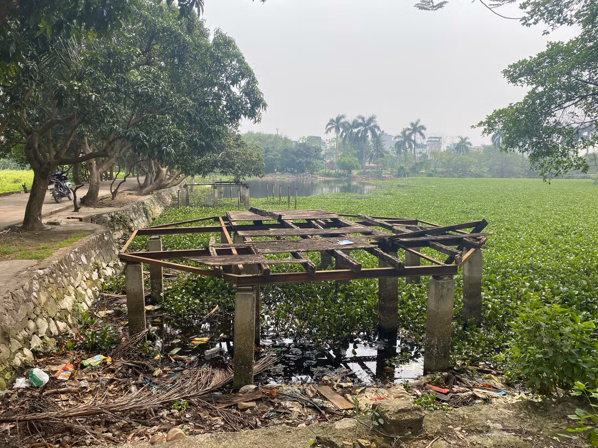 Một số công trình dang dở, chưa hoàn thiện cũng bị bỏ mặc, phủ bụi theo thời gian.