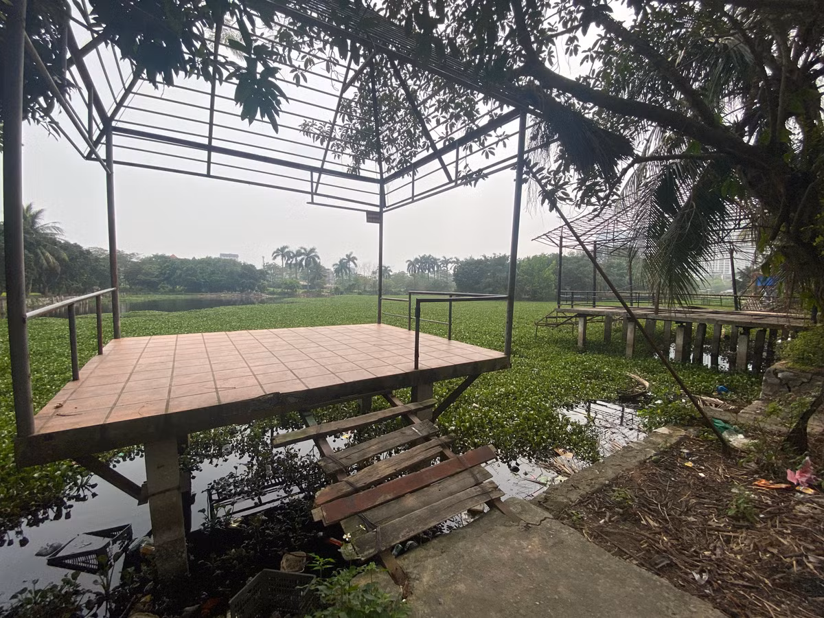 Bên trong khuôn viên, nhiều hạng mục như sàn gỗ, cầu nhỏ, giàn khung, nhà chòi… đã hư hỏng. Có nơi chỉ còn khung sắt han gỉ, ván mục gãy đổ.