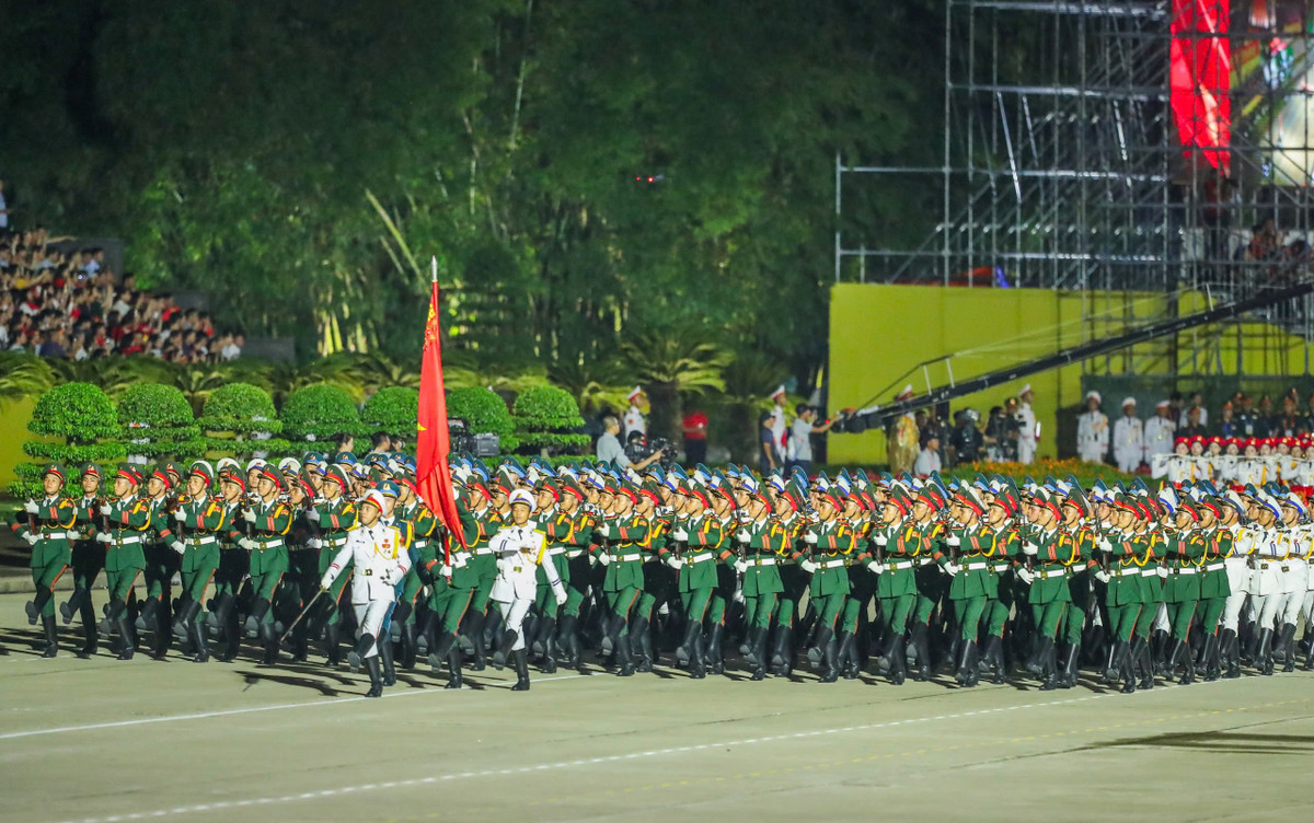 Trong buổi sơ duyệt, không khí tại quảng trường Ba Đình và các tuyến phố lân cận vô cùng trang trọng và sôi động. Từ khối diễu binh của các lực lượng quân đội, công an cho đến các khối dân sự, tất cả đều thể hiện sự chuẩn bị kỹ lưỡng và tinh thần quyết tâm cao độ.