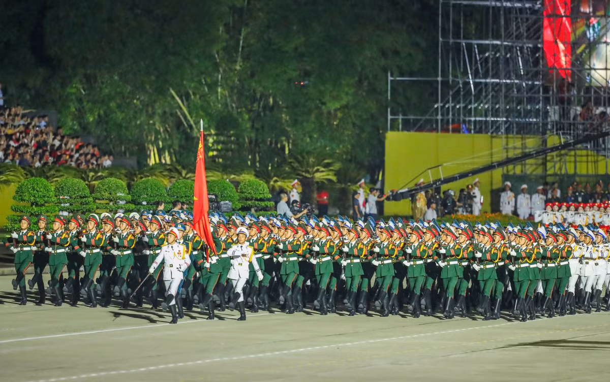 Trong buổi sơ duyệt, không khí tại quảng trường Ba Đình và các tuyến phố lân cận vô cùng trang trọng và sôi động. Từ khối diễu binh của các lực lượng quân đội, công an cho đến các khối dân sự, tất cả đều thể hiện sự chuẩn bị kỹ lưỡng và tinh thần quyết tâm cao độ.