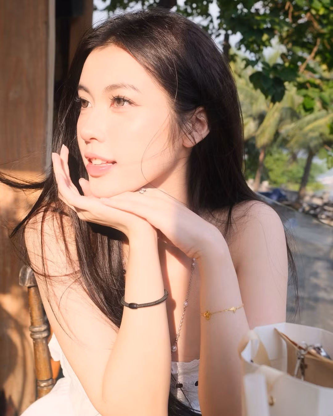 Nhiều người không tiếc lời ca ngợi nhan sắc cô nàng: "Đẹp nhất Tiktoker", "trời ơi sao trên đời có người đẹp như vậy', "theo dõi chị từ mấy năm trước, mình cứ tự nhủ sao đẹp thế này mà chưa nổi, giờ thì cuối cùng ai cũng phải biết đến nhan sắc của bả rồi". (Ảnh: IGNV)