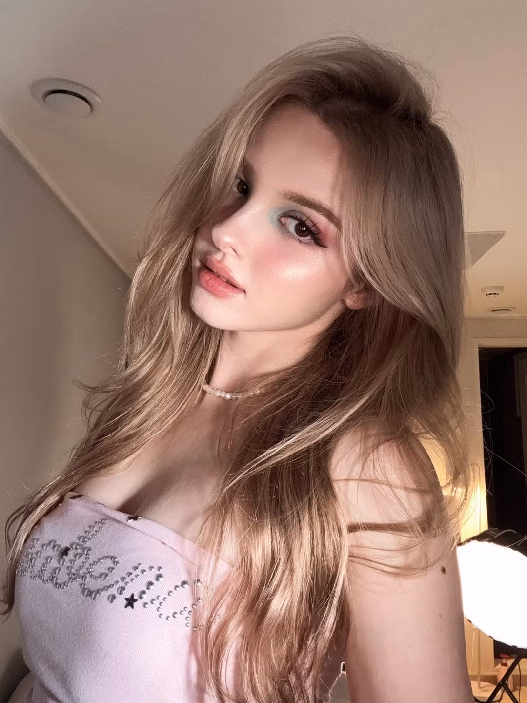 Karimova Elina, cô gái mang trong mình dòng máu lai Nga - Uzbekistan, đã trở thành một hiện tượng mạng xã hội và người mẫu ảnh nổi tiếng khắp châu Á nhờ sở hữu nhan sắc được ví von như "tiên nữ" hay "búp bê sống". (Ảnh: IGNV)