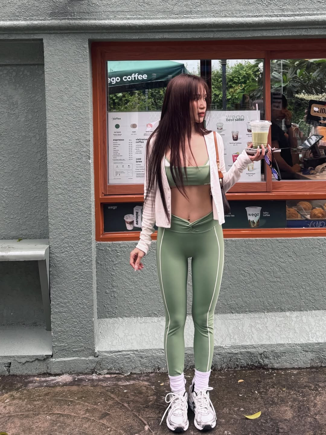 Cô nàng chọn cho mình set đồ tập màu xanh mint cực kỳ tôn da và dịu mắt.Thiết kế áo crop-top kết hợp cùng quần legging ôm sát giúp cô khoe trọn vòng eo 57cm "trứ danh" cùng đường cong hông quả táo gợi cảm.(Ảnh: IGNV)