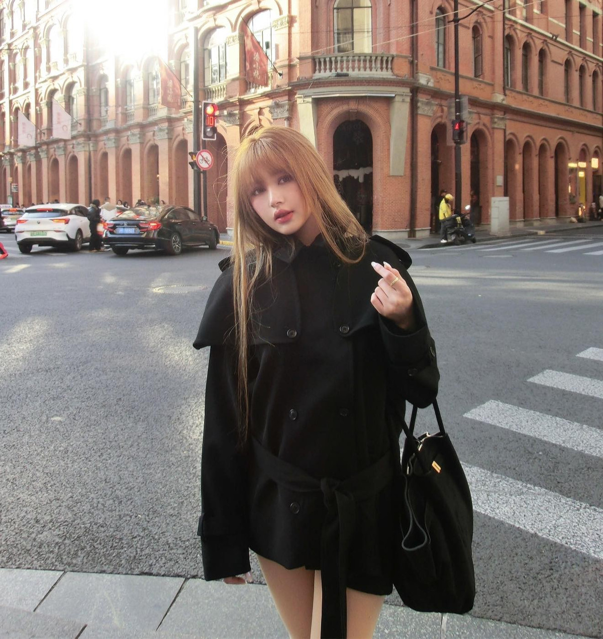 Mái tóc màu sáng đặc trưng giúp cô nàng trông như một "nàng búp bê sống" nổi bật giữa dòng người tấp nập tại các khu phố sầm uất như Tân Thiên Địa hay Bến Thượng Hải. (Ảnh: IGNV)