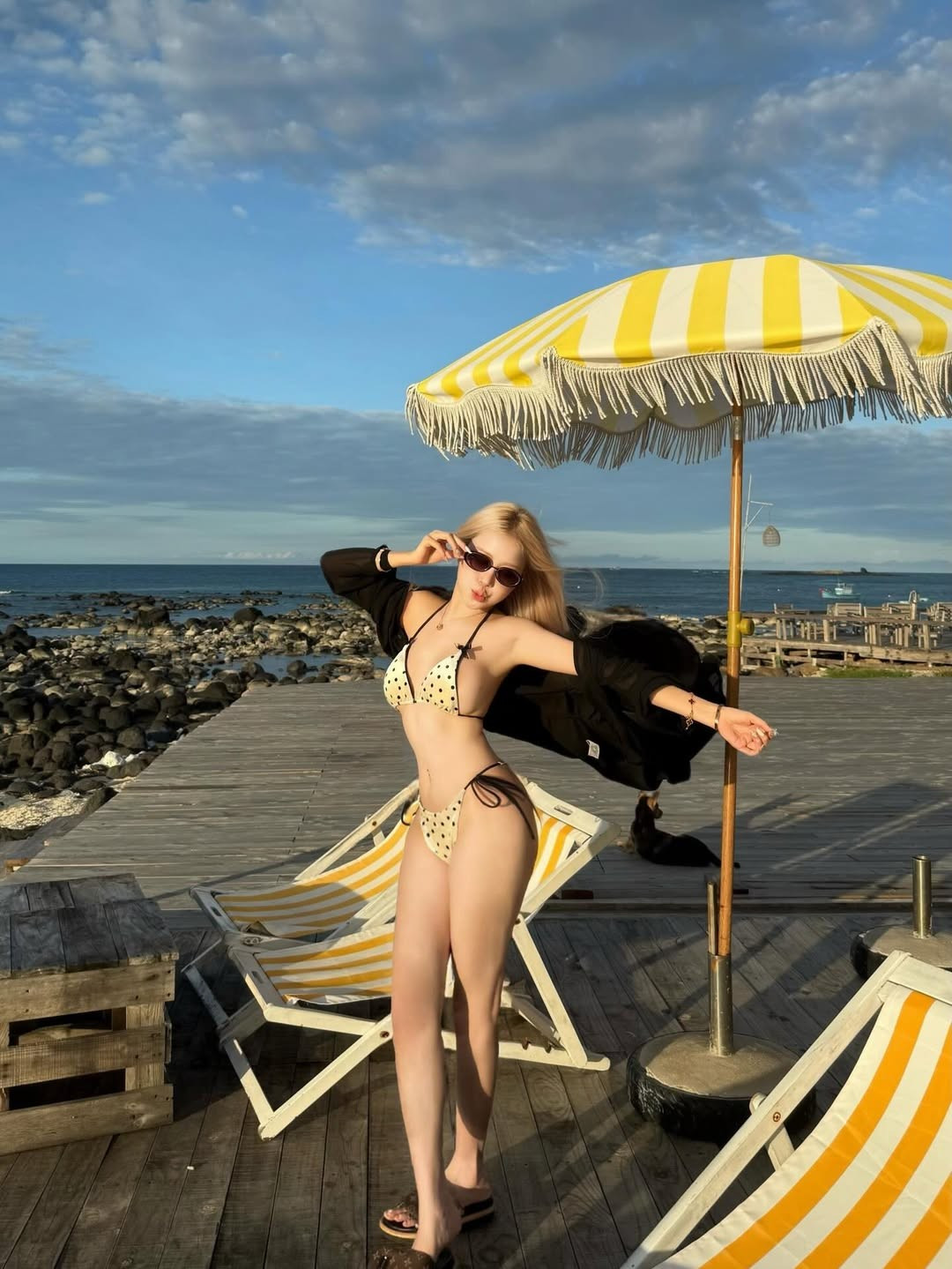 Cô nàng khoe đôi chân dài không tì vết với dáng đứng dang tay đầy phóng khoáng. (Ảnh: IGNV)