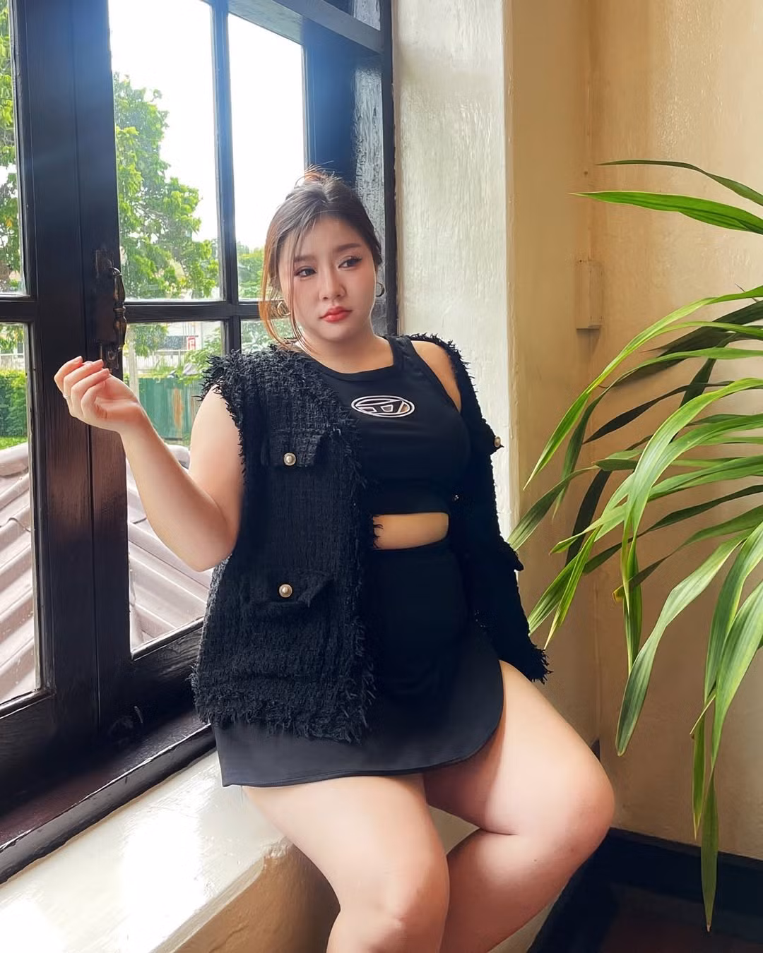 Chayanada Warunyakorn là một hot girl mạng Thái Lan gây ấn tượng với vẻ ngoài mũm mĩm, đầy đặn cùng gu thời trang tự tin, phá vỡ mọi khuôn mẫu về tiêu chuẩn cái đẹp.