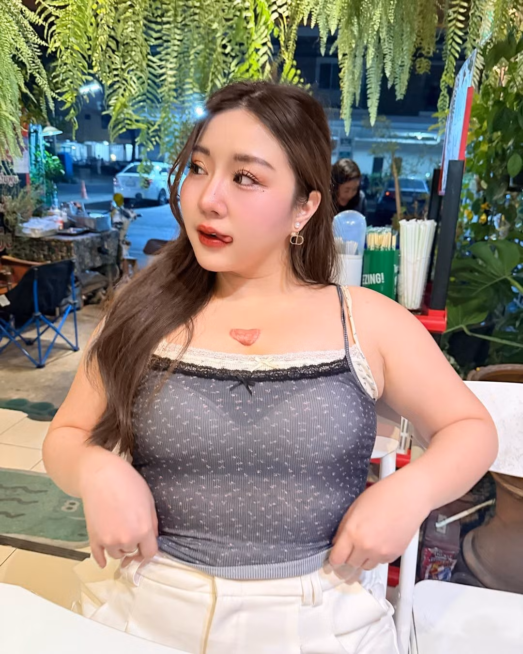 Dù là đồ bơi hai mảnh sexy trên bãi biển hay những set đồ croptop – chân váy năng động, cô nàng vẫn giữ được sự hài hòa, không phản cảm.