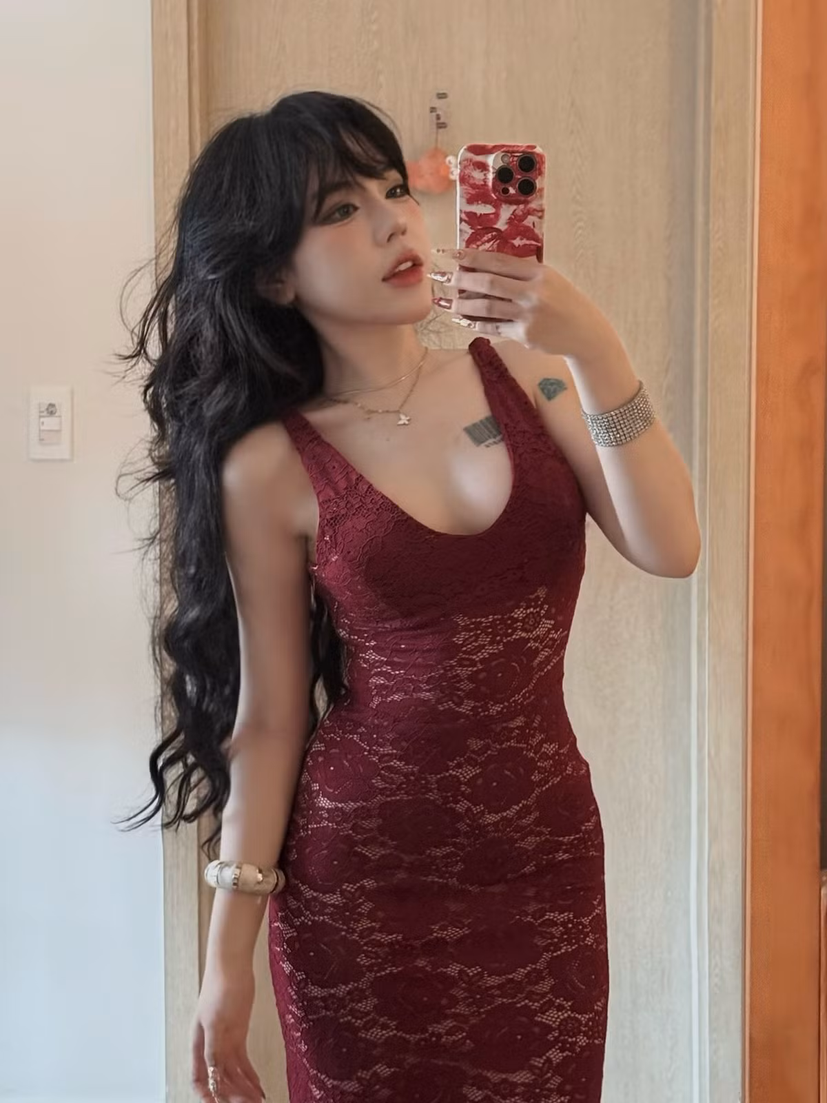 Ở phần bình luận, nhiều người theo dõi đã bày tỏ sự lo lắng, xót xa cho nàng hot girl. Qua đó, người hâm mộ cũng càng thêm trân trọng sự cố gắng và tâm huyết của cô trong việc tạo ra những bộ ảnh đẹp.