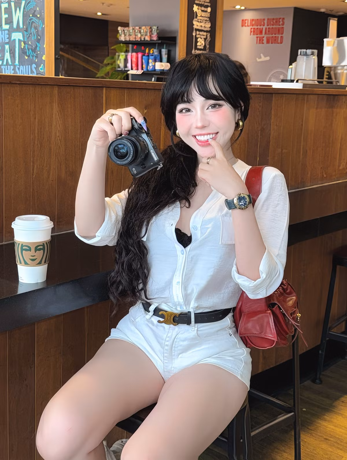 Bảo Khuyên Susan từng nổi như cồn trên mạng xã hội nhờ vẻ ngoài được đánh giá giống ca sĩ Min. Thế nhưng, cô nàng đã thoát khỏi cái bóng giống người khác, để tạo nên hình tượng cá tính riêng biệt.