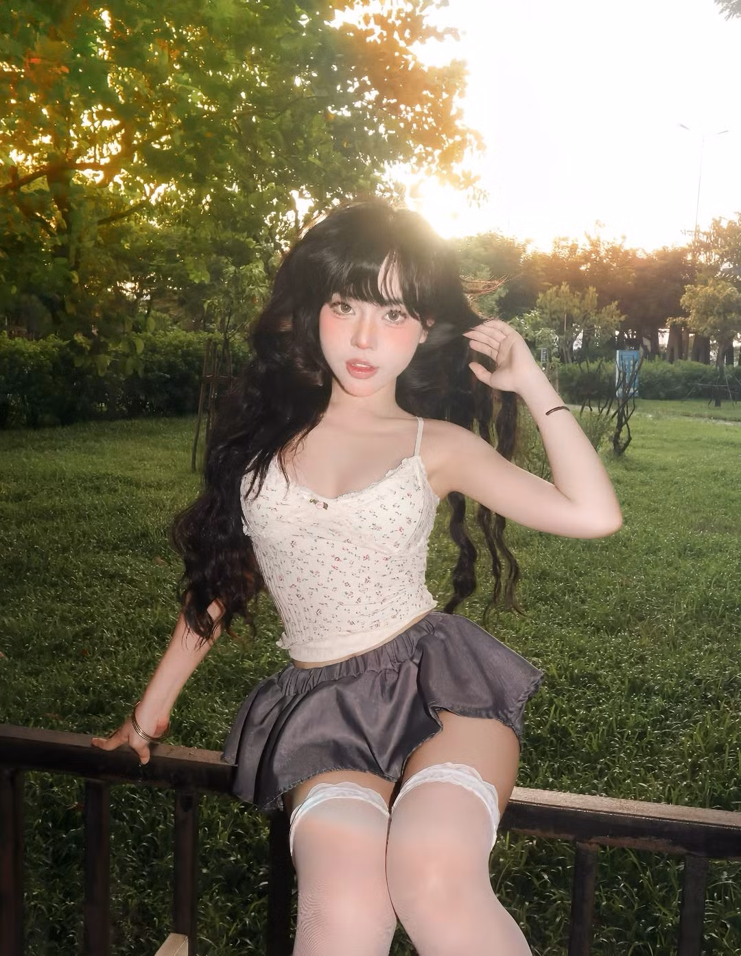 Mới đây, hot girl Bảo Khuyên Susan đã khiến người hâm mộ không khỏi xót xa khi chia sẻ "kết quả đằng sau" của một bộ ảnh sống ảo. Dù thành phẩm là một bộ ảnh cực xinh xắn, nhưng phía sau đó là hình ảnh lưng cô bị phát ban đỏ nghiêm trọng, khiến nhiều người lo lắng.