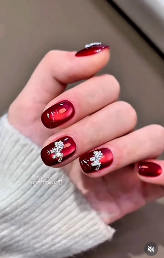 Bên cạnh đó, những mẫu nail đính đá hay hình ngựa - con giáp của năm 2026 cũng được sáng tạo với nhiều hình thù, phong cách khác nhau. (Ảnh: Tổng hợp)