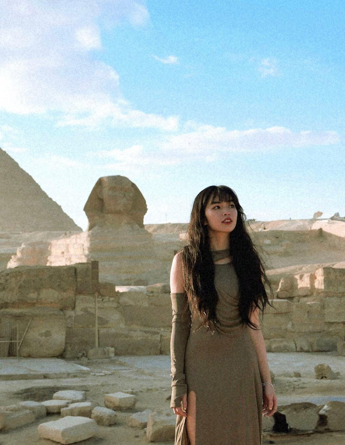 Theo lời kể của Khánh Vân, tại Ai Cập, vé vào bên trong Kim tự tháp phải được đặt trước qua mạng chứ không bán trực tiếp tại cổng (tại cổng chỉ bán vé tham quan khu vực bên ngoài). Do không có sự chuẩn bị trước, nếu muốn mua vé lúc đó sẽ mất rất nhiều thời gian chờ đợi và làm ảnh hưởng đến lịch trình di chuyển sang các địa điểm khác. (Ảnh: IGNV)