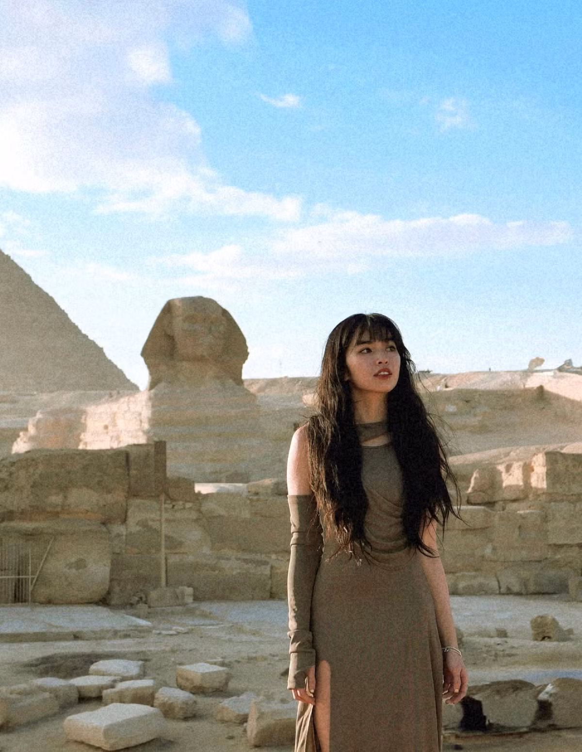 Theo lời kể của Khánh Vân, tại Ai Cập, vé vào bên trong Kim tự tháp phải được đặt trước qua mạng chứ không bán trực tiếp tại cổng (tại cổng chỉ bán vé tham quan khu vực bên ngoài). Do không có sự chuẩn bị trước, nếu muốn mua vé lúc đó sẽ mất rất nhiều thời gian chờ đợi và làm ảnh hưởng đến lịch trình di chuyển sang các địa điểm khác. (Ảnh: IGNV)