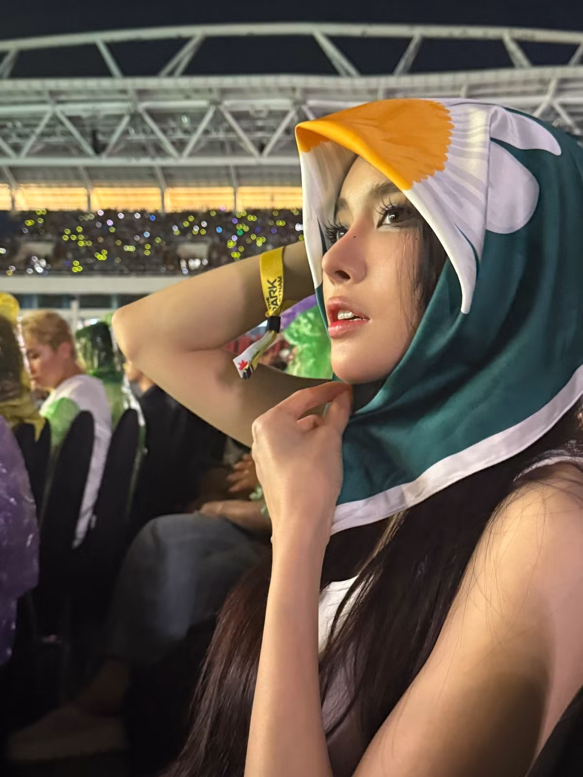 Tối 29/6 vừa qua, sau khi CLB Công An Hà Nội giành chức vô địch Cúp Quốc gia 2024-2025, Văn Thanh cũng đưa bạn gái xuống sân để cùng ăn mừng chiến thắng.