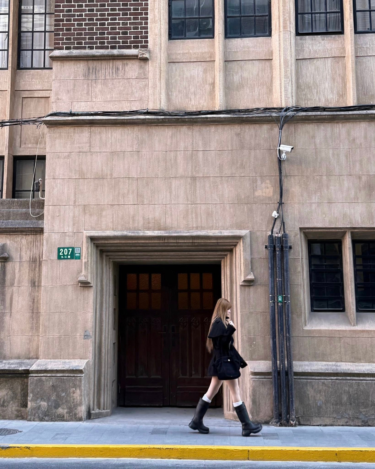 Dưới bài đăng, rất nhiều bình luận đã không tiếc lời khen ngợi cho sự thăng hạng về cả nhan sắc lẫn phong cách thời trang của cô. Nhiều fan còn nhanh chóng "truy tìm" thông tin các món đồ Xoài Non diện để học hỏi. (Ảnh: IGNV)