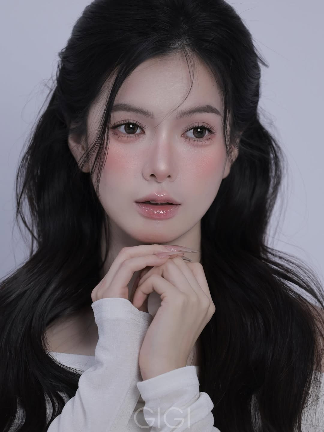 Yên Đan sở hữu gương mặt nhỏ nhắn với các đường nét hài hòa đến khó tin. Dù là góc chính diện hay góc nghiêng, sống mũi cao thanh thoát và khuôn cằm chuẩn V-line của cô vẫn cực kỳ nổi bật. (Ảnh: IGNV)