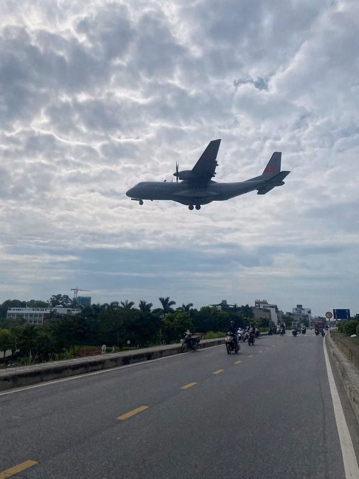 Nhiều người dân đã dừng lại bên đường để chứng kiến những chiếc máy bay với khoảng cách gần. (Ảnh: Tổng hợp)