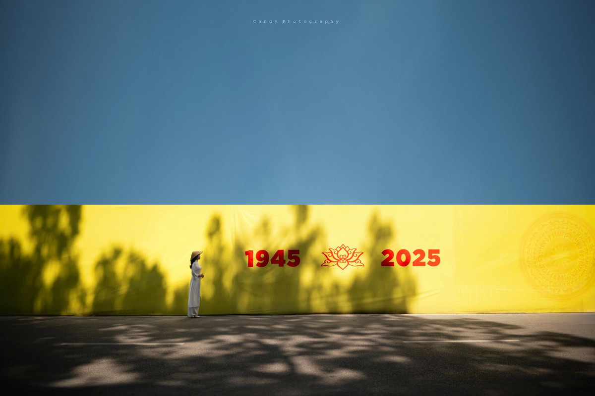 Còn gần 1 tháng nữa là tới Quốc khánh 2/9, nhiều người dân đã tìm về khu vực Quảng trường Ba Đình để chụp ảnh, check-in trước thềm ngày lễ lớn.(Ảnh: Facebook Trương Minh Bảo)