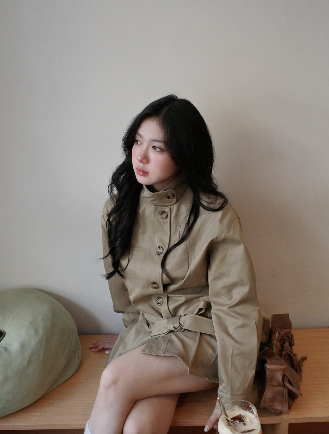 Nếu như trước đây Ánh Nguyệt gắn liền với hình ảnh giản dị, thì hiện tại cô nàng rất khéo léo trong việc lựa chọn trang phục để tôn lên lợi thế hình thể, những thiết kế trễ vai, hay váy ngắn được cô nàng thường lựa chọn. (Ảnh: IGNV)