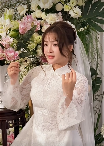 Buổi lễ được trang trí theo phong cách thanh lịch với tông màu trắng chủ đạo, điểm xuyết nhiều hoa tươi, tạo nên không khí vừa sang trọng vừa ấm cúng. (Ảnh: FBVN)