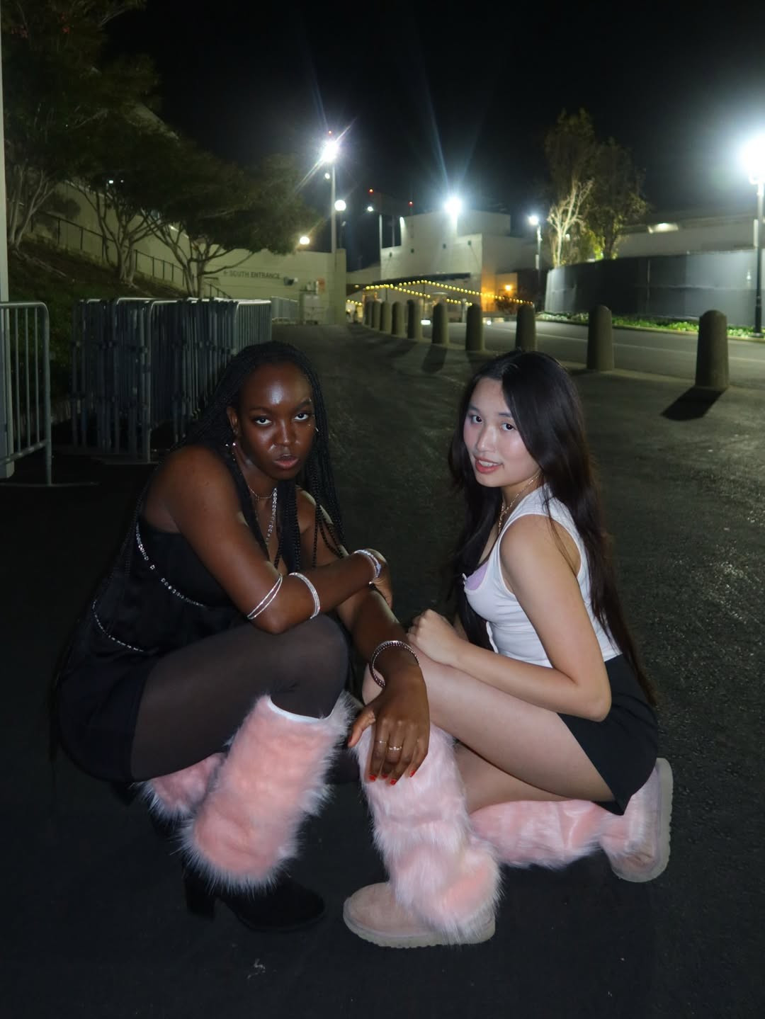 Để hoàn thiện vẻ ngoài "cực cháy" của mình, Jenny đã kết hợp các món phụ kiện vô cùng đồng điệu như chân váy ngắn màu đen giúp khoe khéo đôi chân dài miên man và tạo sự năng động cho các hoạt động cuồng nhiệt tại concert. (Ảnh: IGNV)