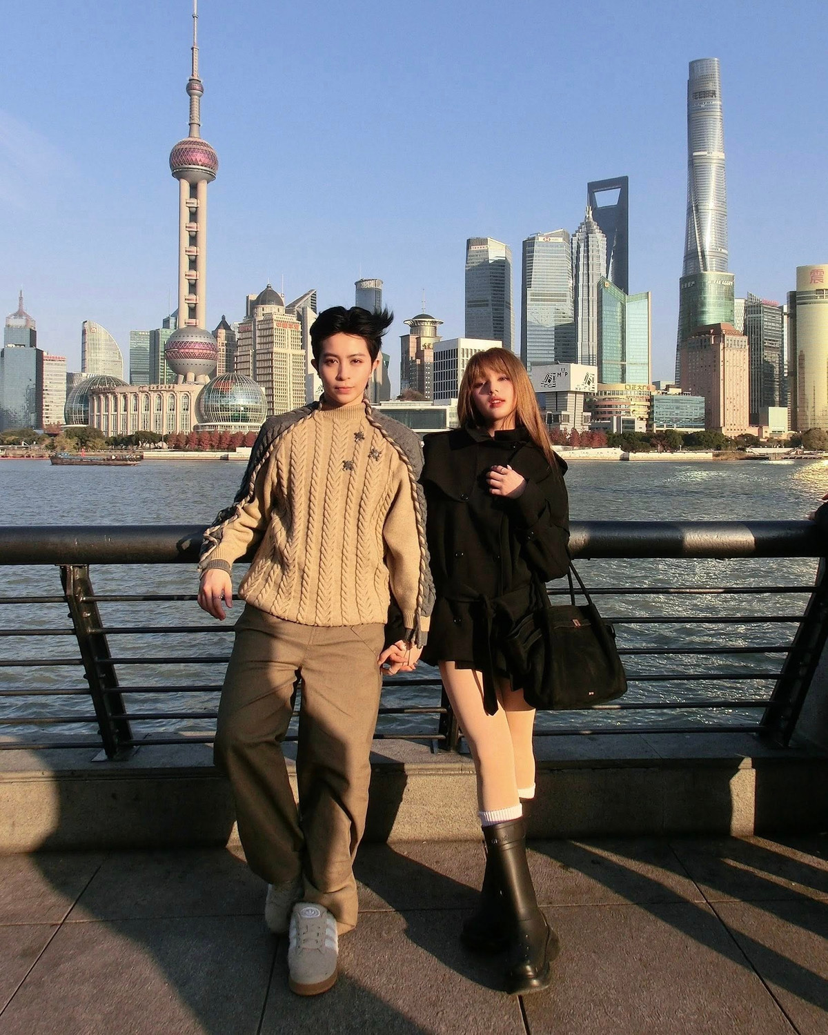 Cặp đôi tận hưởng những khoảnh khắc thư giãn khi check-in bên bờ sông Thượng Hải. Xoài Non cười rạng rỡ trước ống kinh khi được Gil Lê tình tứ hôn lên má. (Ảnh: IGNV)