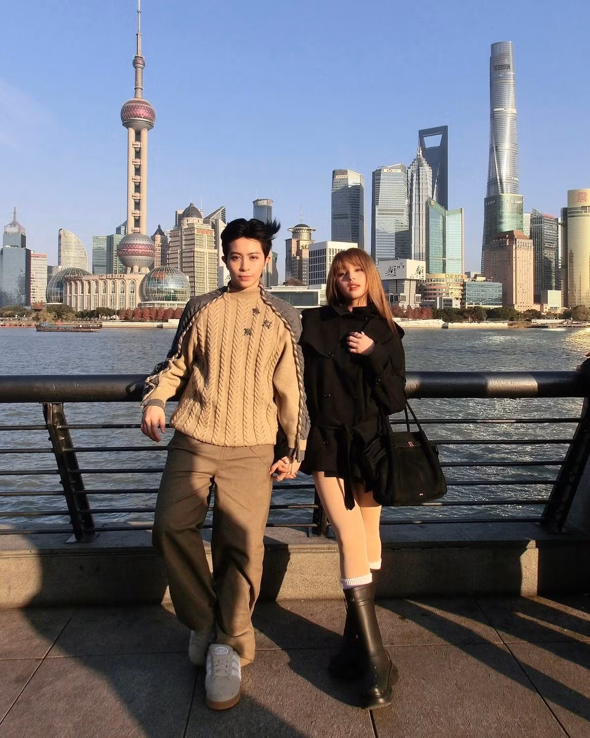 Cặp đôi tận hưởng những khoảnh khắc thư giãn khi check-in bên bờ sông Thượng Hải. Xoài Non cười rạng rỡ trước ống kinh khi được Gil Lê tình tứ hôn lên má. (Ảnh: IGNV)