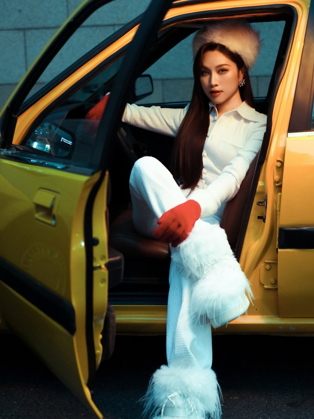 Dưới ống kính của nhiếp ảnh gia, Thanh Thanh Huyền biến hóa linh hoạt từ nụ cười rạng rỡ, tràn đầy năng lượng đến những góc nghiêng thần thánh, sang chảnh khi ngồi trong xe. (Ảnh: IGNV)