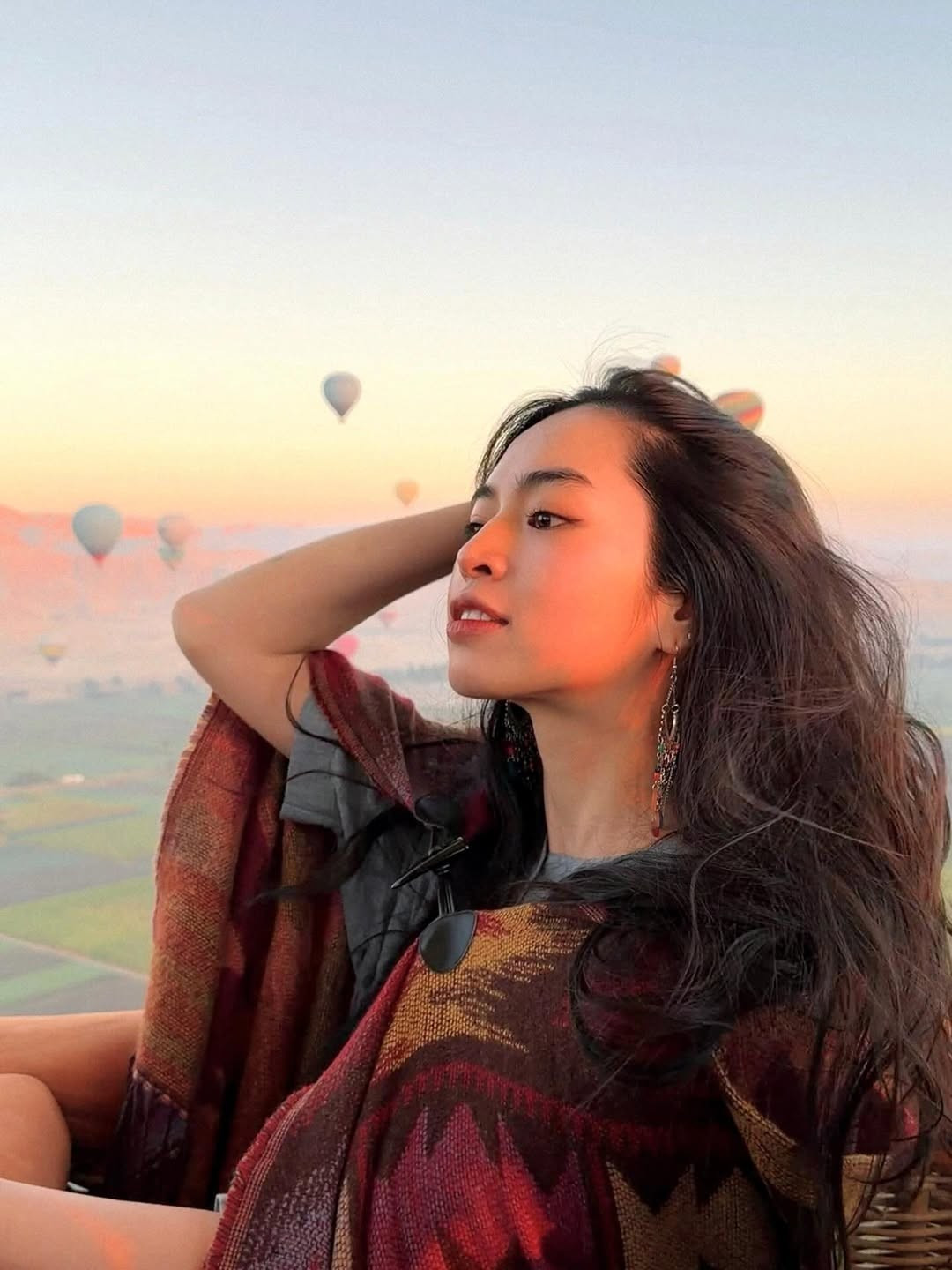 Dù ở góc chụp cận mặt hay toàn thân, Khánh Vân vẫn giữ được nét trong trẻo, tinh khôi nhưng không kém phần quyến rũ, hiện đại. (Ảnh: IGNV)