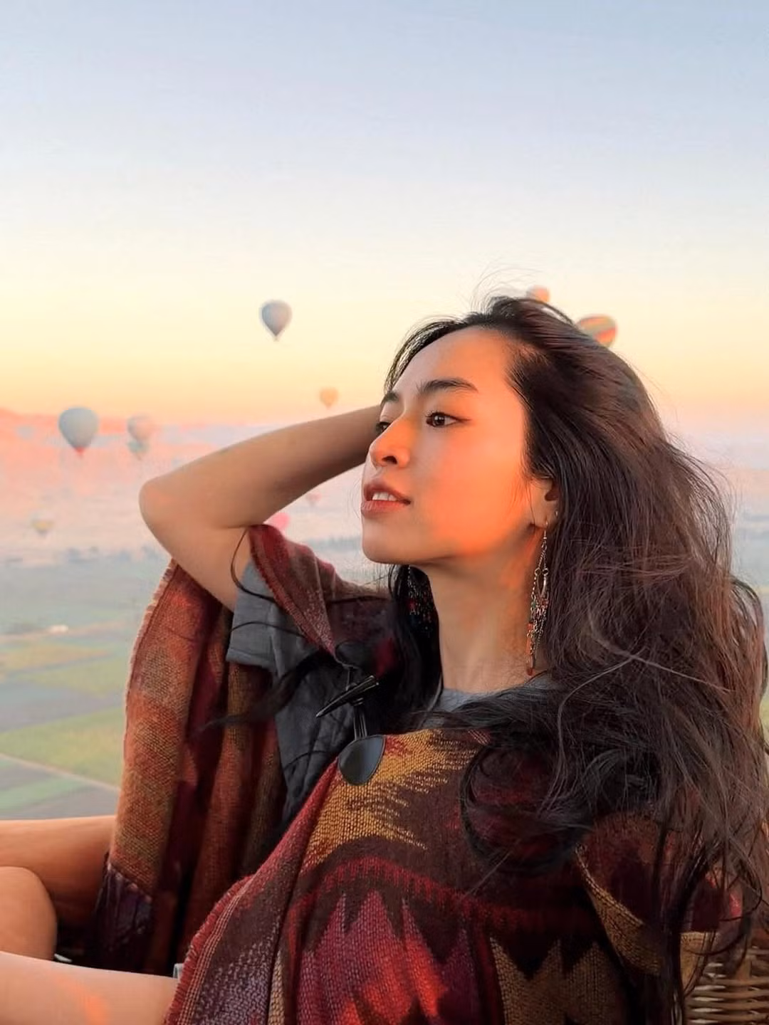 Dù ở góc chụp cận mặt hay toàn thân, Khánh Vân vẫn giữ được nét trong trẻo, tinh khôi nhưng không kém phần quyến rũ, hiện đại. (Ảnh: IGNV)