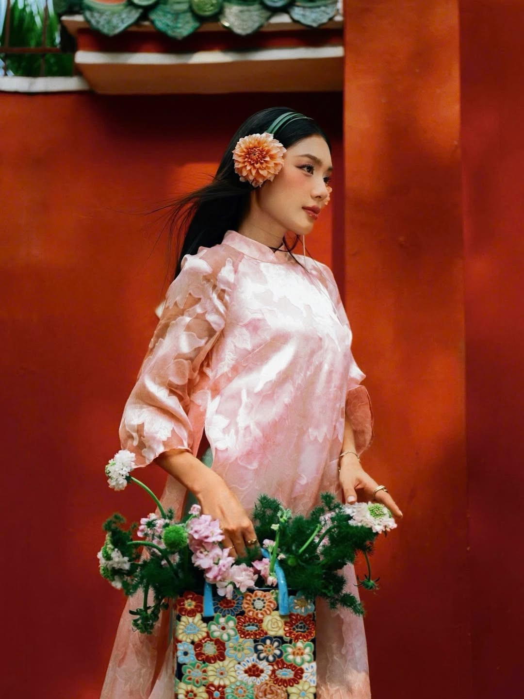 Rời xa không gian đầy ắp kỷ vật, bộ ảnh thứ hai lại mang đến cảm giác nhẹ nhàng, bay bổng hơn khi Thảo Nhi Lê xuất hiện tại một ngôi chùa cổ với những bức tường đỏ đặc trưng. (Ảnh: IGNV)