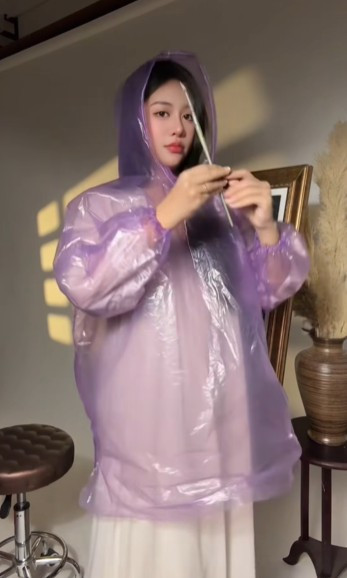 Cụ thể, dưới một bài đăng, một tài khoản đã thẳng thừng chỉ trích: "Vẽ tranh mà mặc đồ sexy ưỡn ẹo, kiểu làm màu gọi vốn". Ý kiến này cho rằng cô đang dùng ngoại hình để "câu view" thay vì tập trung vào giá trị nghệ thuật thực sự của bức tranh. (Ảnh: FBNV)