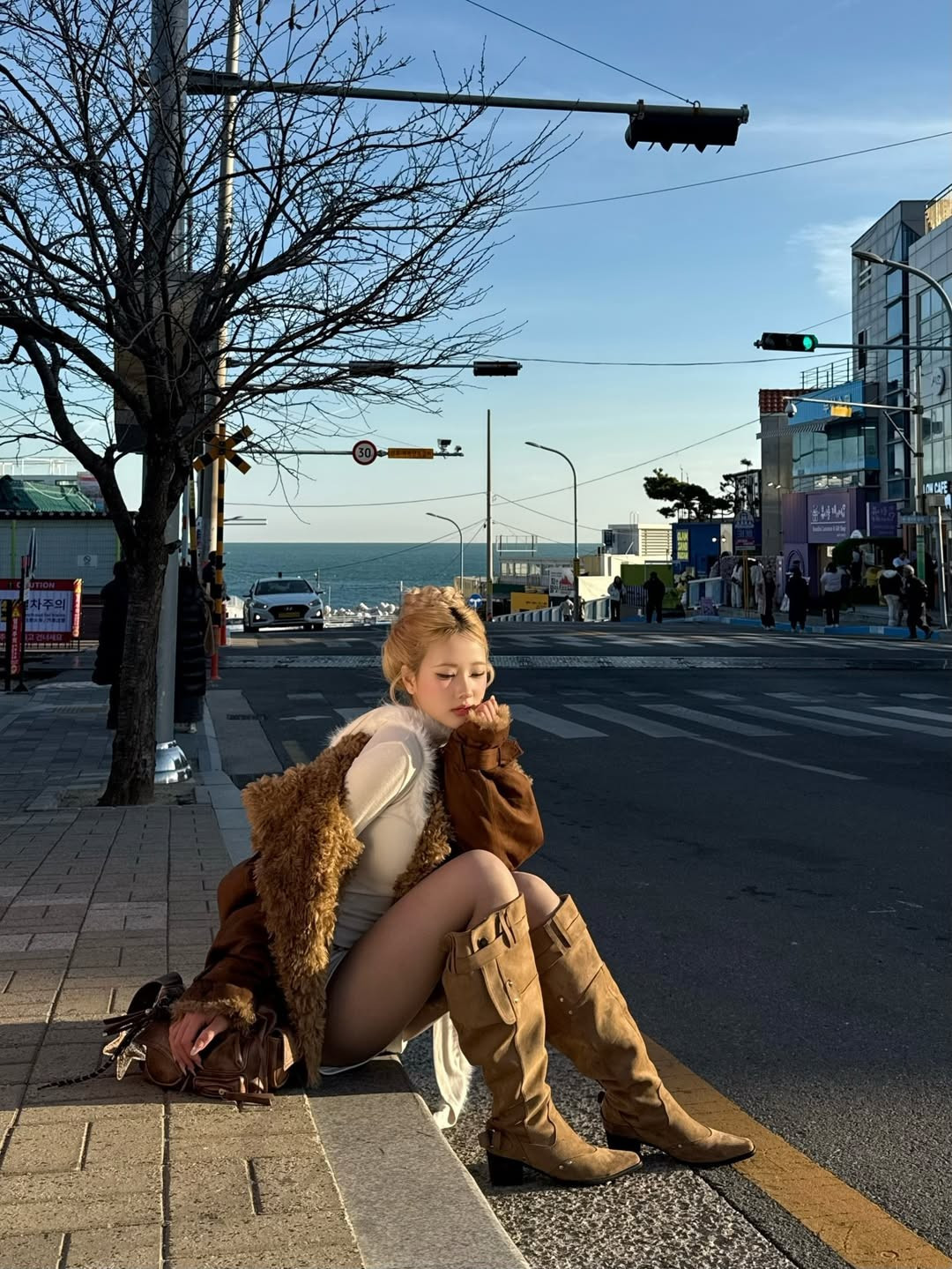 Là một trong những hot girl đình đám trong lòng giới trẻ, Diệu Linh không chỉ sở hữu lượng theo dõi "khủng" trên các nền tảng mạng xã hội mà còn sở hữu gu thời trang dẫn đầu xu thế. Với gương mặt thanh tú tựa búp bê và phong cách thời trang biến hóa đa dạng từ ngọt ngào đến quyến rũ, mỗi lần xuất hiện cô đều nhanh chóng trở thành tâm điểm chú ý. (Ảnh: IGNV)