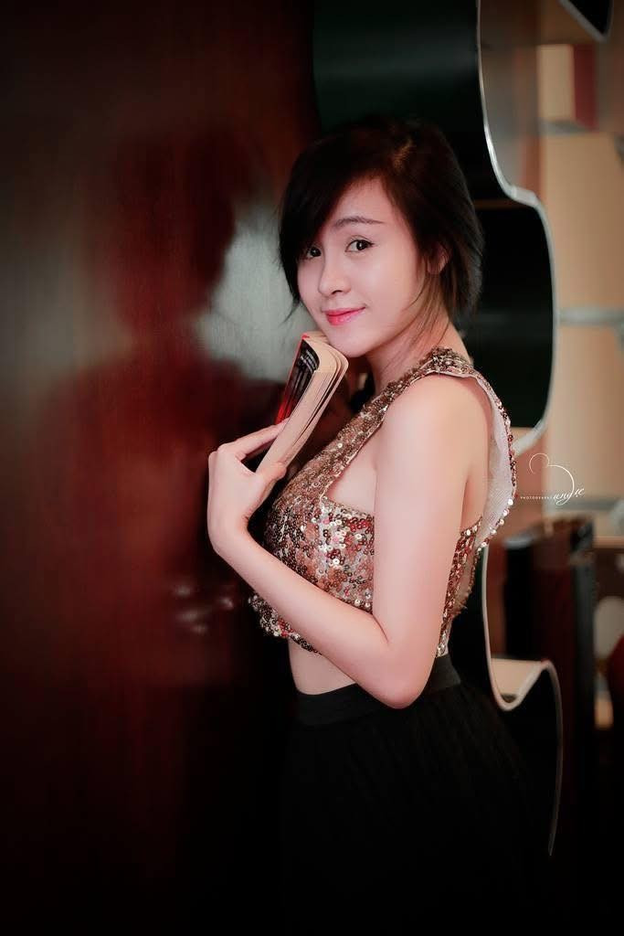 Sau khi nổi tiếng, Huyền Anh từng công khai phẫu thuật thẩm mỹ và có ý định lấn sân vào showbiz, thậm chí ra mắt MV. Tuy nhiên, con đường nghệ thuật của cô không mấy suôn sẻ, và cô dần dần rút lui khỏi ánh đèn sân khấu. (Ảnh: IGNV)