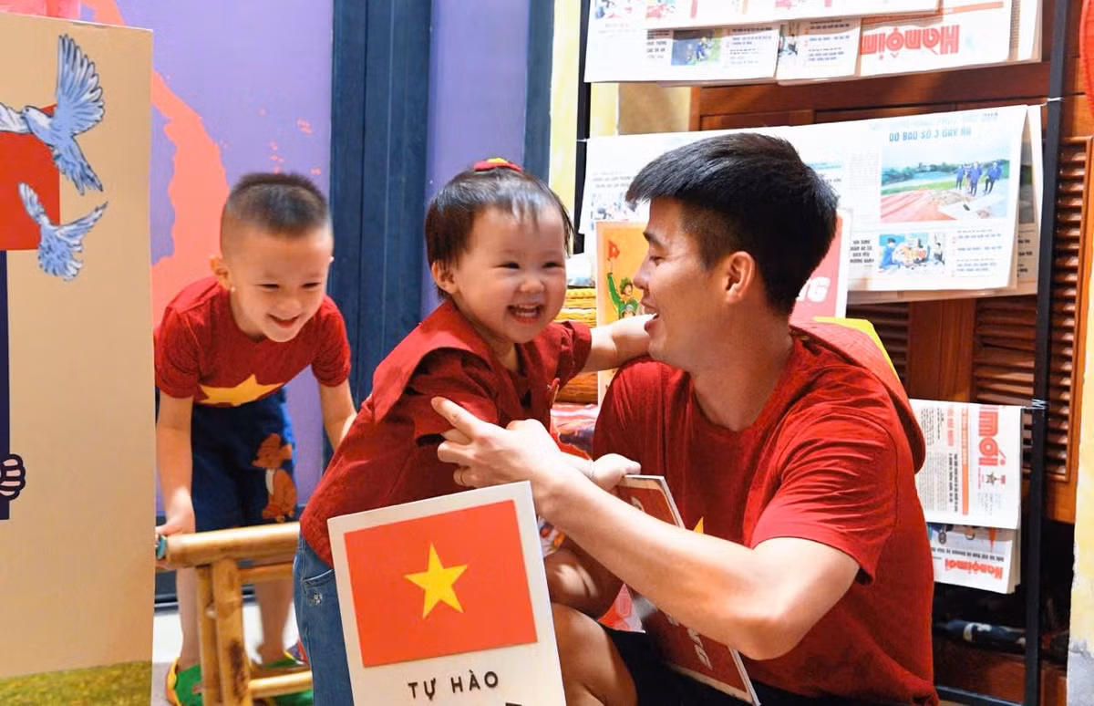 Vợ chồng nam trung vệ và gia đình Văn Quyết còn còn chuẩn bị một quầy "tạp hóa" nhỏ, phía trước in hình hai cầu thủ để tặng kem miễn phí cho người dân đến xem tổng hợp luyện. (Ảnh: FB Đỗ Duy Mạnh)