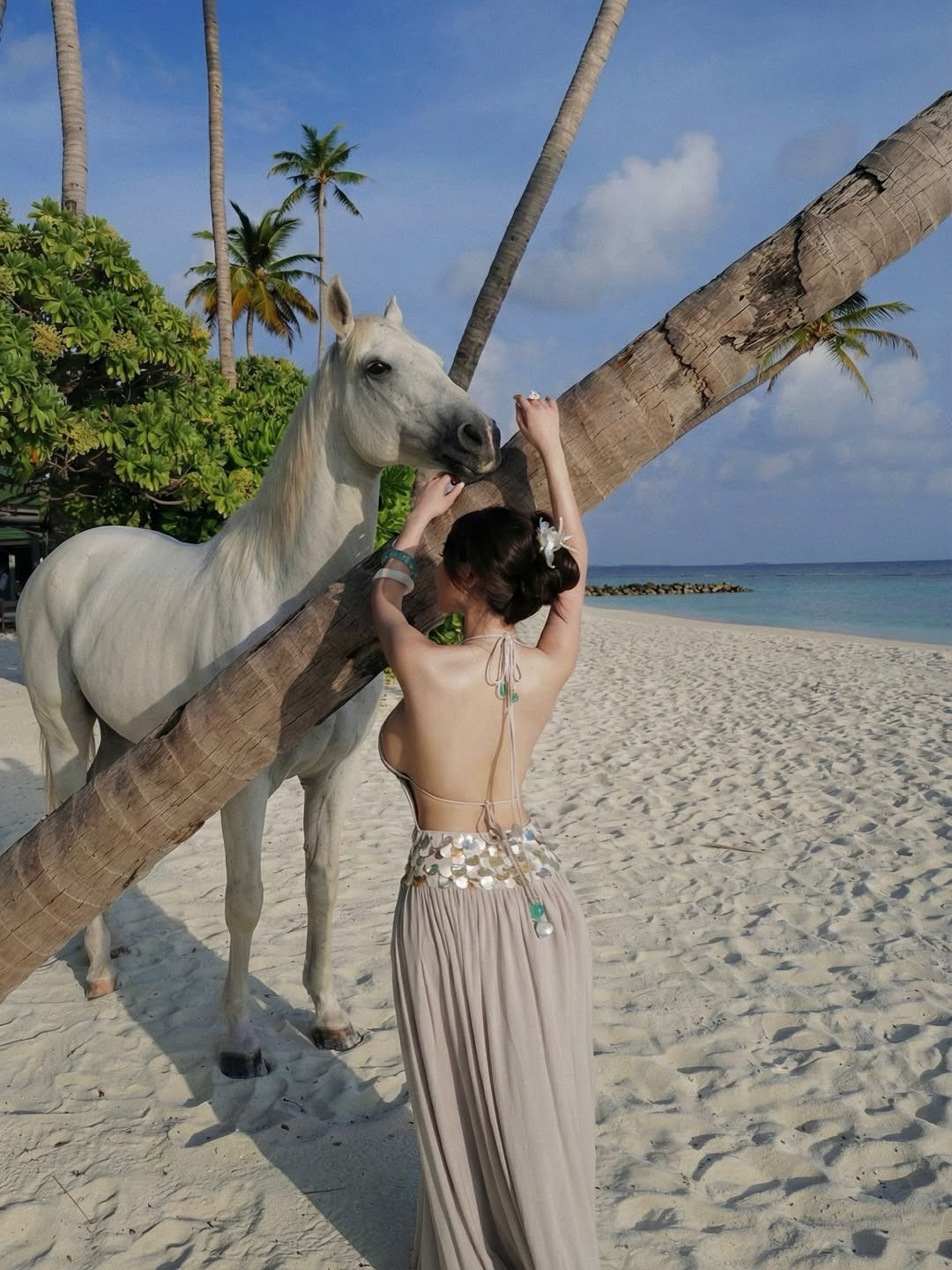 Trong loạt ảnh mới nhất, Lovelynnboo xuất hiện đầy cuốn hút trong bộ trang phục mang phong cách boho-chic phóng khoáng. (Ảnh: IGNV)