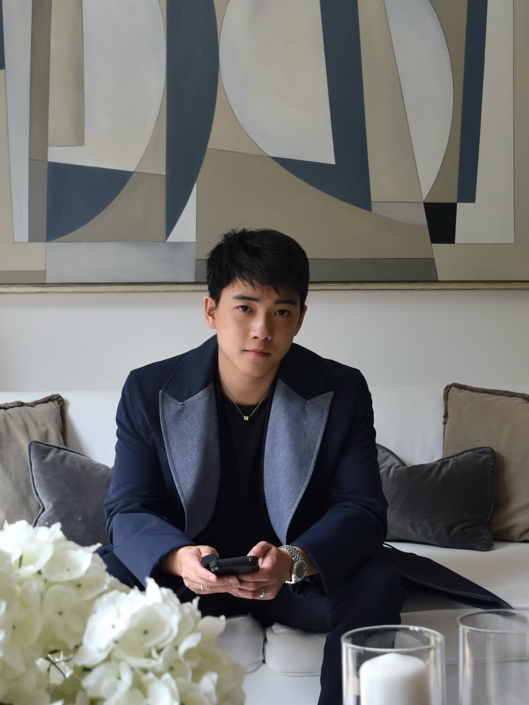 Chris Khoa Nguyễn (sinh năm 1994) từng là cái tên "gây sốt" trên mạng xã hội giai đoạn 2015-2016. Anh là người mẫu gốc Việt đầu tiên hợp tác với thương hiệu thời trang Abercrombie &amp; Fitch và được truyền thông ca ngợi là "biểu tượng du học sinh Việt thành công tại Anh". (Ảnh: IGNV)