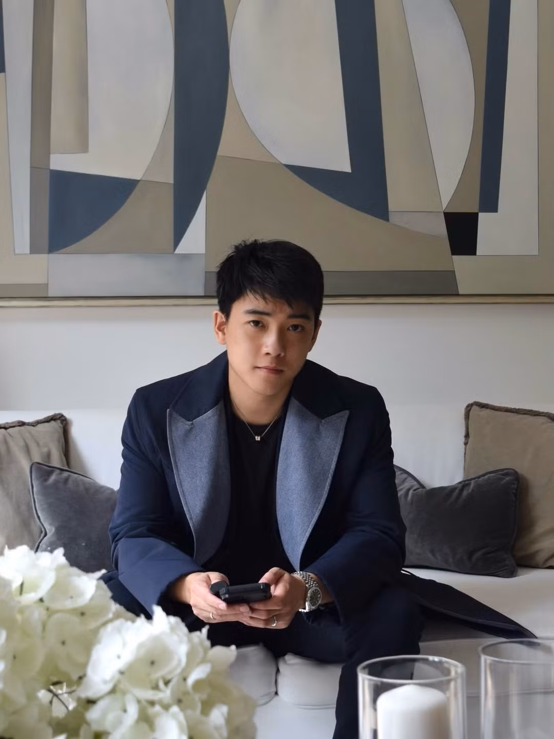 Chris Khoa Nguyễn (sinh năm 1994) từng là cái tên "gây sốt" trên mạng xã hội giai đoạn 2015-2016. Anh là người mẫu gốc Việt đầu tiên hợp tác với thương hiệu thời trang Abercrombie &amp; Fitch và được truyền thông ca ngợi là "biểu tượng du học sinh Việt thành công tại Anh". (Ảnh: IGNV)