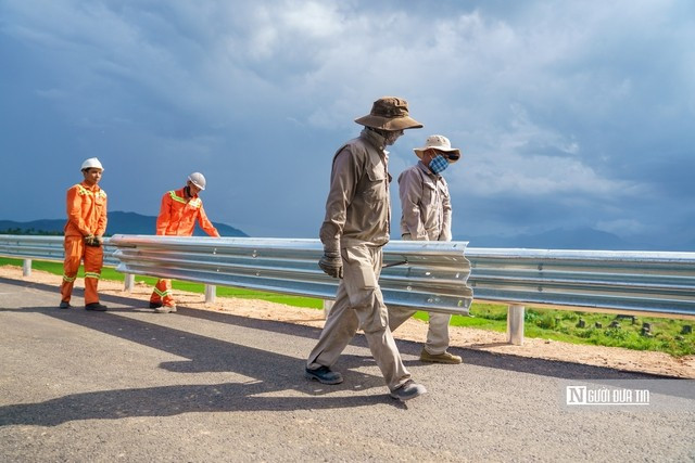 Công nhân và hàng nghìn thiết bị đang thi công liên tục.