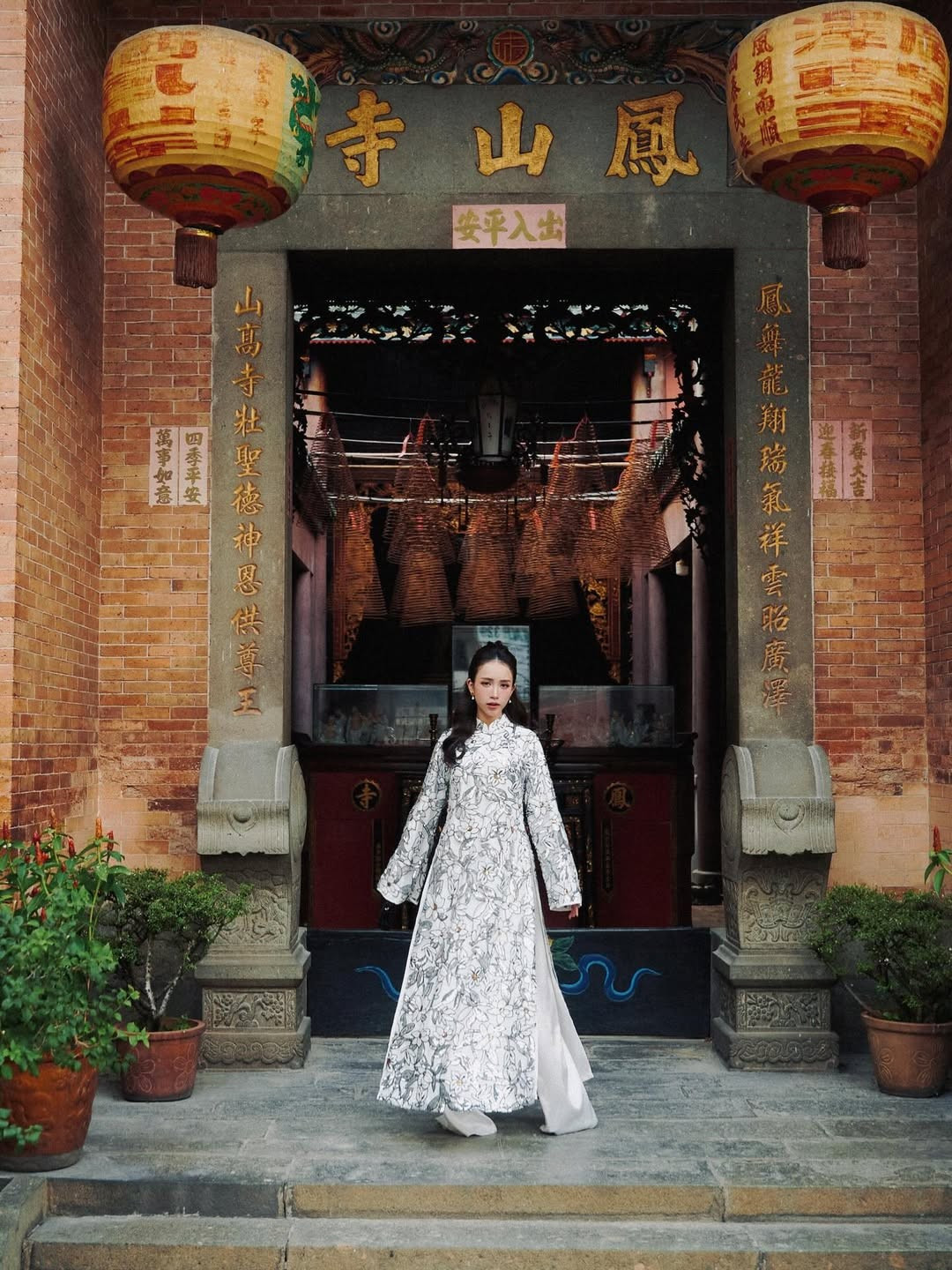 Giữ đúng tinh thần "mỗi mùng một bộ ảnh", ái nữ nhà đại gia Minh Nhựa - Joyce Phạm những ngày qua liên tục khiến người hâm mộ mãn nhãn với những thiết kế áo dài đa dạng. Mới đây nhất, cô nàng lại tiếp tục tung ra bộ ảnh mới, mang phong cách cổ điển đầy hoài niệm nhưng không kém phần sang trọng. (Ảnh: IGNV)