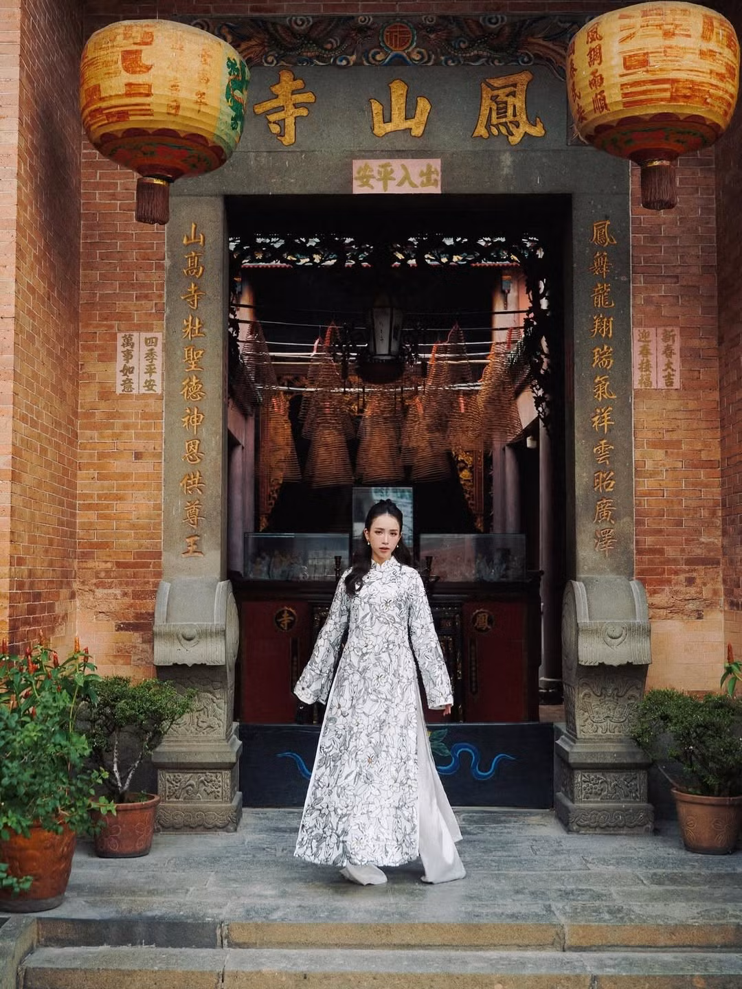 Giữ đúng tinh thần "mỗi mùng một bộ ảnh", ái nữ nhà đại gia Minh Nhựa - Joyce Phạm những ngày qua liên tục khiến người hâm mộ mãn nhãn với những thiết kế áo dài đa dạng. Mới đây nhất, cô nàng lại tiếp tục tung ra bộ ảnh mới, mang phong cách cổ điển đầy hoài niệm nhưng không kém phần sang trọng. (Ảnh: IGNV)